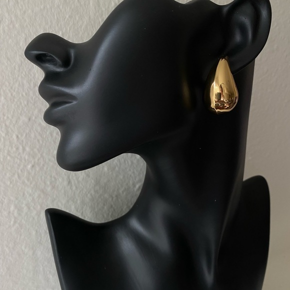 Teardrop Stud Earring - Picture 5 of 13